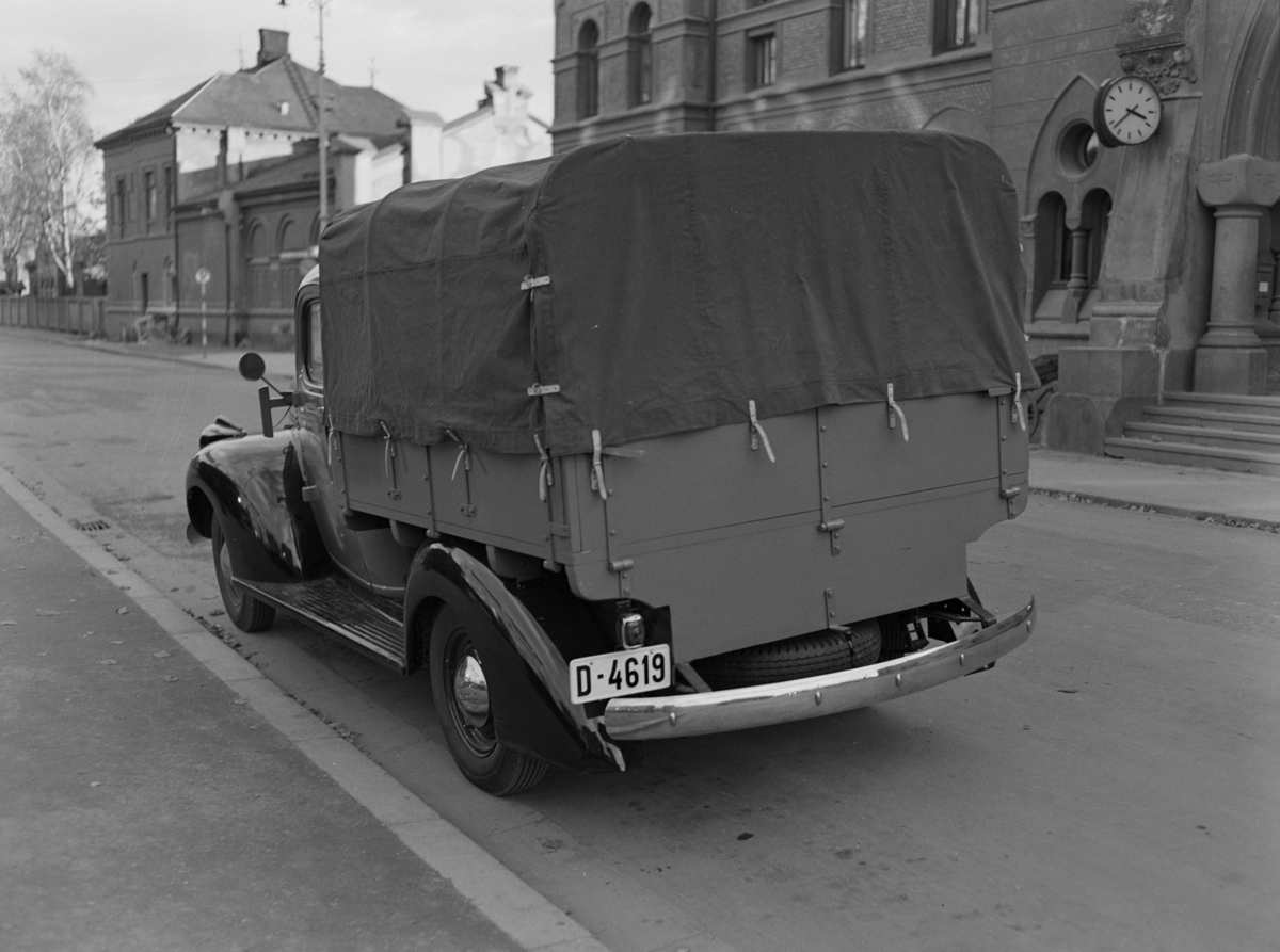 Hamar, Jernbaneplassen, en lastebil Chevrolet 1946-1947 modell med registreringsnummer D-4619, eier Telegrafverket, levert av Chevrolet forhandler i Hamar siden 1924 Oustads Mekaniske Verksted A/S,