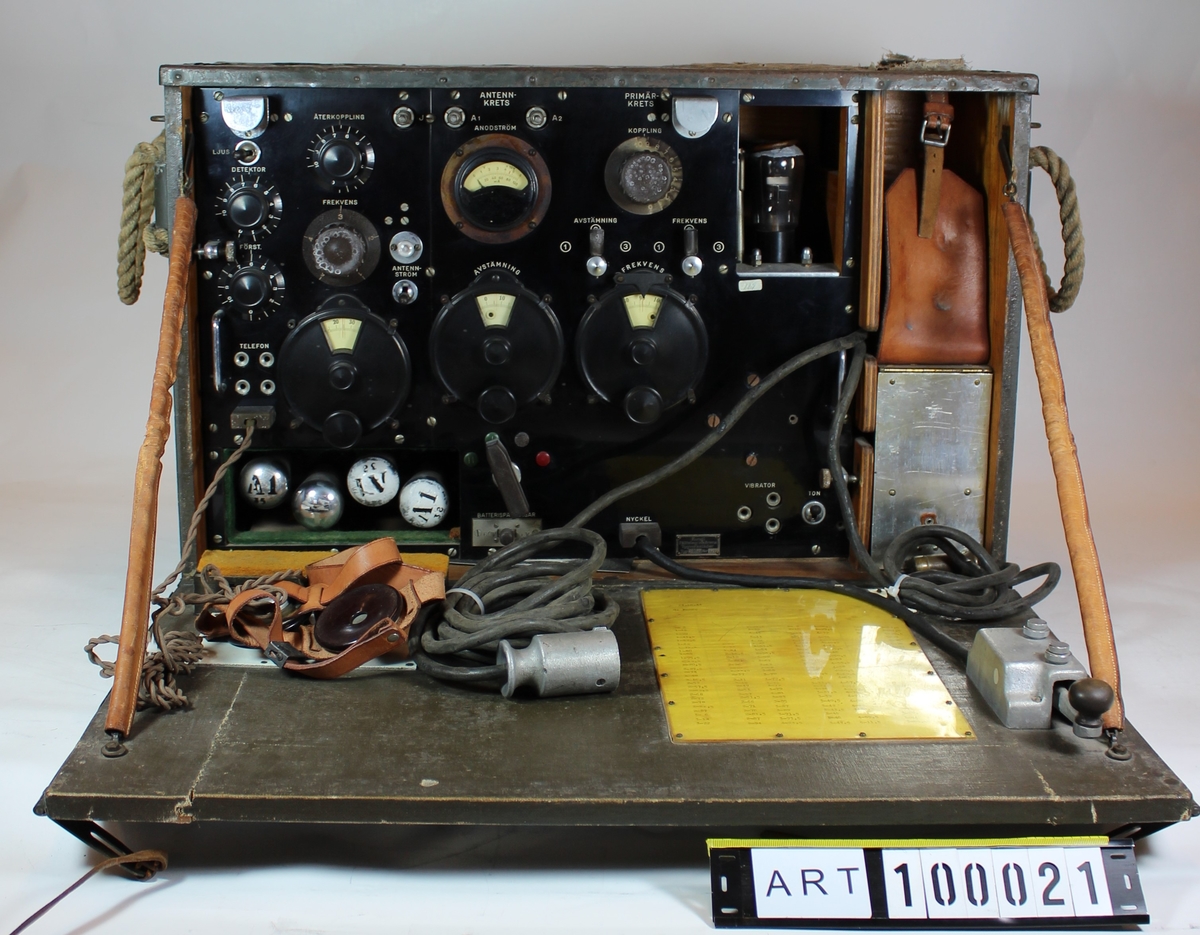 30 watt Kärradiostation (30 W Kr m/29)

Data:
Frekvensområde:
   Sändare:		      1500 -- 000 Khz
   Mottagare:	        	300 -- 3000 Khz
Räckvidd:		       Ca 50Km
Vågtyp:		               Telegrafi A1, A2
Strömförsörjning:
   Mottagning:	       Torrbatteri A63, NIFE Ack D10
   Sändning:		       Handgenerator
Vikter:
   Totalvik:		       124Kg
   Apparatlåda:             31Kg
   Batterilåda:	       2st, 6+6Kg
   Materiellåda:	      41Kg
   Handgenerator:	      17Kg
   Master:		      23Kg	

Stationen är utförd för telegrafering med och utan ton och har en räckvidd av omkring 50 km.
Sändaren innehåller 2 B-rör och mottagaren 4 A-rör.
Från apparaten gå två ledningar till antenn. Motvikt, handgenerator och batterilåda. Av batterilådorna A och B är endast den ena inkopplad, under det att den andra står i reserv. Varje batterilåda innehåller två ackumulatorer, D 18, för glödström till samtliga rör. Ett batteri, A 63, lämnar anodspänning till mottagarrören. 
Handgeneratorn lämnar anodspänning till sändarrören.

Antennanläggningen utgöres av en mast, bestående av 3-4 ledningsstolpar, 2 antennlinor och 4 stagstreck spända över masttoppen, respektive från mitten av masten till marken. Nedledning från antennlinorna till apparatlådan med 2 motviktslinor spända under antennlinorna med anslutningskabel från motviktslinorna till apparatlådan. 
Materiallådan innehåller reservdelar och materiel för reparationer m m. I packramen ställes vindorna på vilka antenn- och motviktslinorna samt nedledningarna rullas upp.

Kuriosa:
Följande visar fördelning av radioutrustningar inom Armens truppförband. 
Enligt generalplan 1927 –1936 vilket i huvudsak fullföljdes 1936 var avsikten att införa radiokommunikation inom truppförbanden.
Kostnaden var beräknad till 3 370 000:-, då som idag ville riksdagen endast anslå 70 000:-/år. En omprioritering gjordes så att enbart utrustningar för fredsbruk skulle anskaffas och i första hand till truppförbanden av utbildningsskäl.

	                             400 W     30 W     20 W     5 W     1 W     2 km     Pejl     Mott     Summa
	                               Bl	        Kr	      Kl	    Br        Br      Br			

Fälttelegrafkåren         6	        47	       ---          ---        44	   ---         13	    25	135
Infanteriet			---              ---          ---          ---       143	   82	---         ---	225
Kavalleriet			---              ---          12         ---        ---        ---          ---         ---	12
Artilleriet		        ---             32          ---          69	81	   ---          ---         ---	182
Reserv		                ---             17	       4           15	56      20          3          5	120

Summa	                        6	        96	      16	    84      324	 102	16	    30	674



Citat ur Signaltruppernas historia, Fälttelegrafkårens tredje period 1926-1936, av major Sten
Sjöstedt:
I många år var 30 W Kärradiostation m/29 såväl fälttelegrafens som artilleriets mest vanliga stationstyp.
Den hade sammanbyggd sändar- och mottagningsapparat, handdriven generator och stålrörsmast av linjestångdelar, senare med trämaster och fälttelegrafstolpar. 
Med dessa radiostationerstationer erhölls en räckvidd av 20 à 50 km. 

Erfarenheter med 150 W Kr inte minst härrörande från den krånglande motorn (cykelmotor) pekade mot en utveckling av en lättare station. Man hade fått ett bra exempel från 20 W Kl med dess drift från handgenerator. 
En kärrstation utvecklades som i sitt första utförande benämndes 10 W-station med röret B408 som sändarrör. Detta rör hade betydligt lägre glödström än E408.
Genom att pålägga röret en negativ gallerförspänning på ca 60 V, erhållen genom ett motstånd i negativa sidan av anodspänningen, kunde man driva upp spänningen på röret så att den tillförda effekten blev 30 W och därav beteckningen på stationen.

Vid upphandling av rör till denna station deltog flera rörtillverkare några rörfabrikat blev
kasserade vid proven eftersom det uppstod glimljus i rören, vilket tydde på dålig evakuering. När firmorna fick besked om detta förhållande förbättrade de evakueringen och fick delta i
anbudsgivningen. Denna normala drift förskräckte rörfirmorna men långvariga prov visade att
rören klarade av påfrestningen. Normal anodspänning skulle vara högst 150 V.
Önskemålet var dessutom att minska dimensionerna på stationen. 
Jag utarbetade en spolkonstruktion för mottagaren, där spolarna placerades koncentriskt i varandra med lämplig magnetisk koppling och lindning så att de ej påverkade varandra vid parallellkoppling. 
Sändaren utfördes som styrsändare med en oscillator, som matade slutsteget. Stationen hade en räckvidd av 50 km.

Underlag till ”beskrivning” är i huvudsak hämtat ur Försvarets Historiska Telesamlingar
Armén, sammanställning över arméns lätta radiostationer under 1900-talet av
Sven Bertilsson och Thomas Hörstedt (Grön radio).

