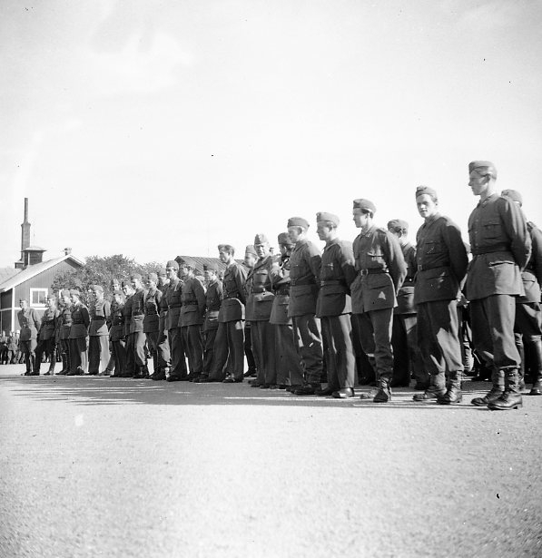 Förbimarsch för överste rmann på kaserngården.