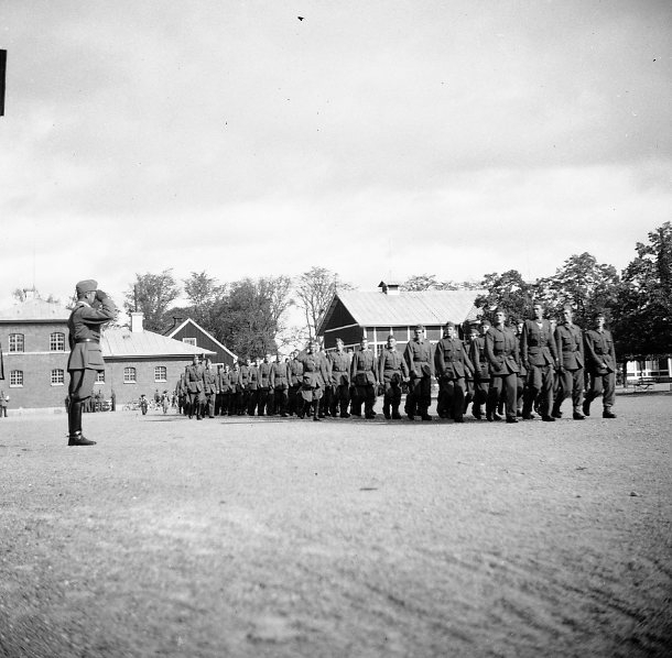 Förbimarsch för överste rmann på kaserngården.