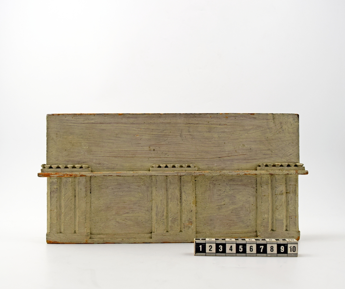 Entablement, bjälklag, utan fronton. Målad i gråvitt. Samtliga modeller har i stort sett samma utseende med undantag för c, som har rikare fasadutsmyckning och på baksidan ett monogram ( se foto ) ritat i krita med årtalet 1787.
Baksidan även tidigare märkning: 2244:4 samt "143" "1787" och monogram.