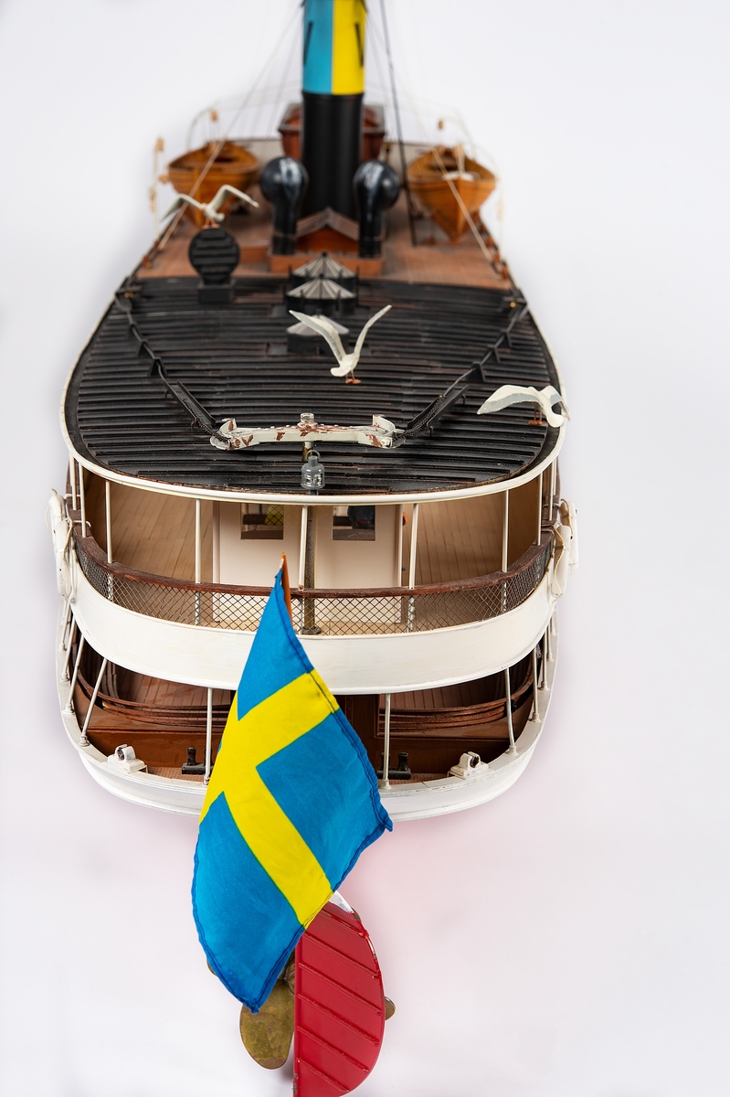 Modell av ångpassagerarfartyget Express I. Radiostyrd och detaljrik.