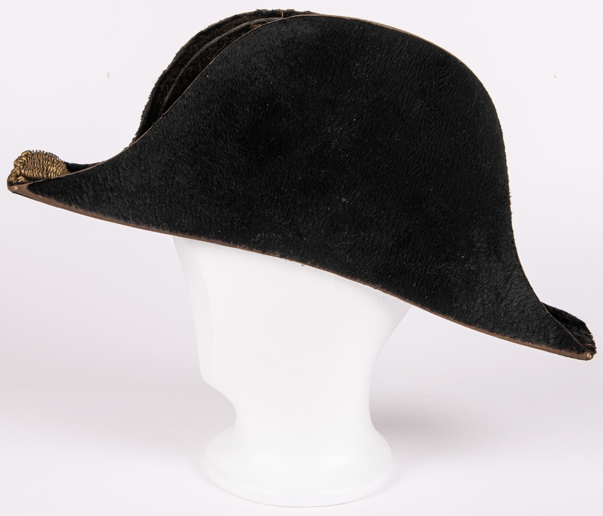 Uniformshatt, båtformig. Eventuellt länsmanshatt.