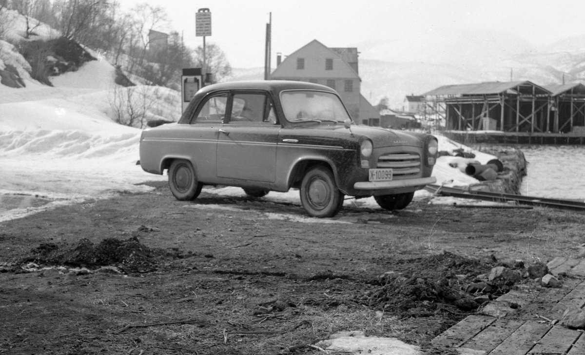 Ford Anglia parkert på Mercur.