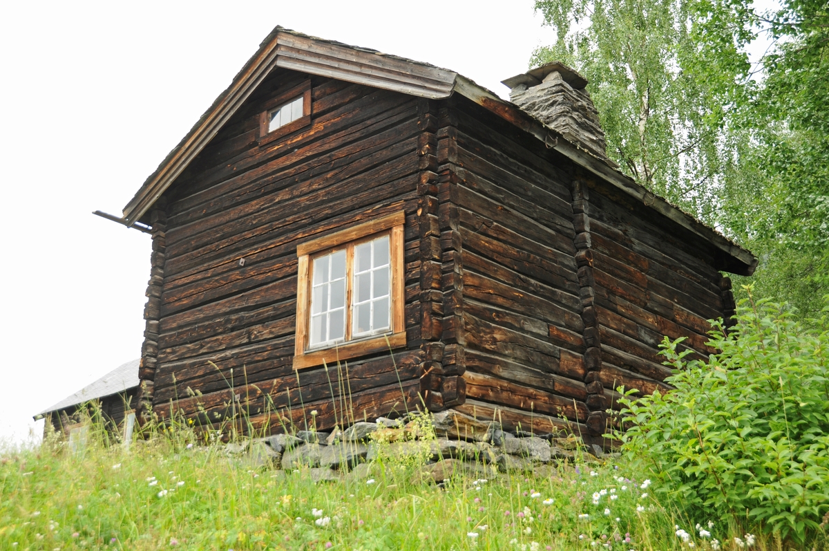 Lærarbustad frå 1800-talet etter folkeminnesamlaren, omgangsskulelæraren, bonden, kyrkjesongaren og kjøkemeisteren Andris Eivindsson Vang.