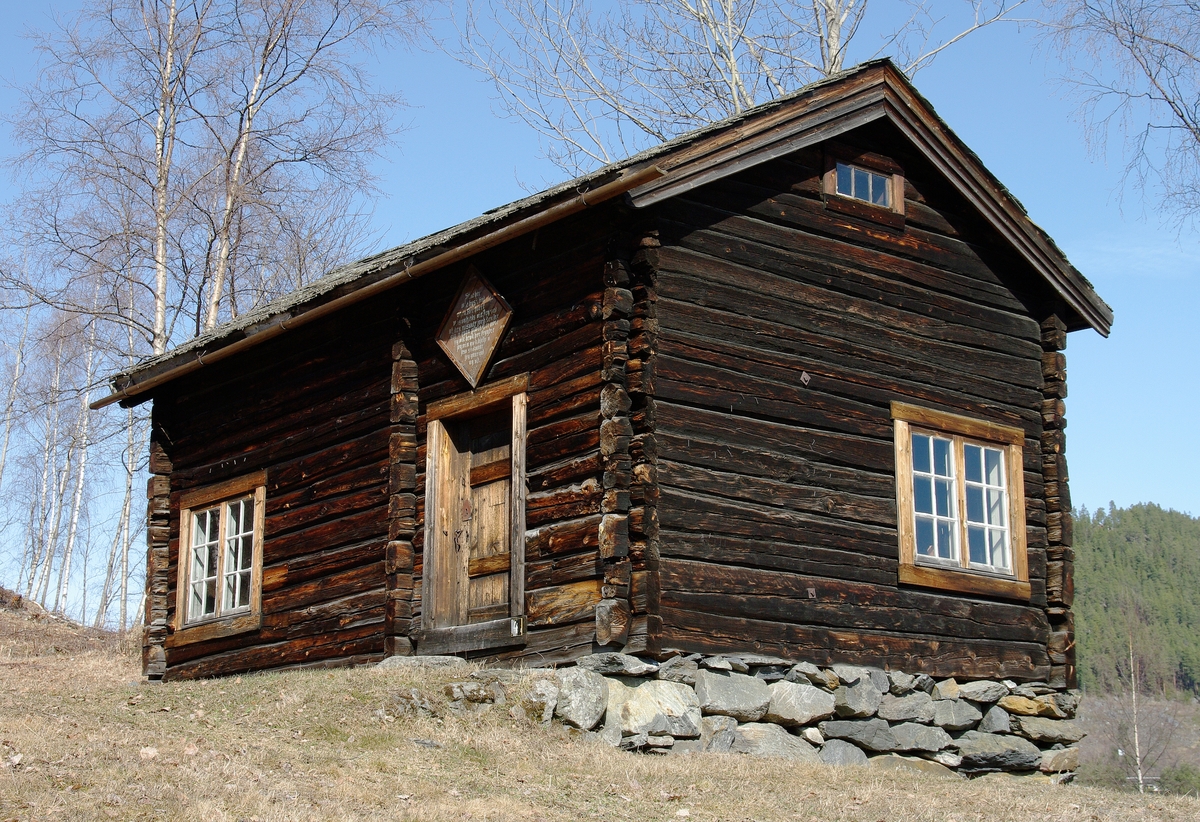 Lærarbustad frå 1800-talet etter folkeminnesamlaren, omgangsskulelæraren, bonden, kyrkjesongaren og kjøkemeisteren Andris Eivindsson Vang.