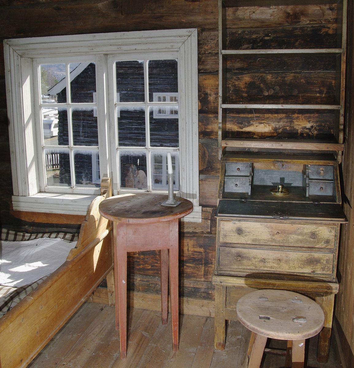 Lærarbustad frå 1800-talet etter folkeminnesamlaren, omgangsskulelæraren, bonden, kyrkjesongaren og kjøkemeisteren Andris Eivindsson Vang.