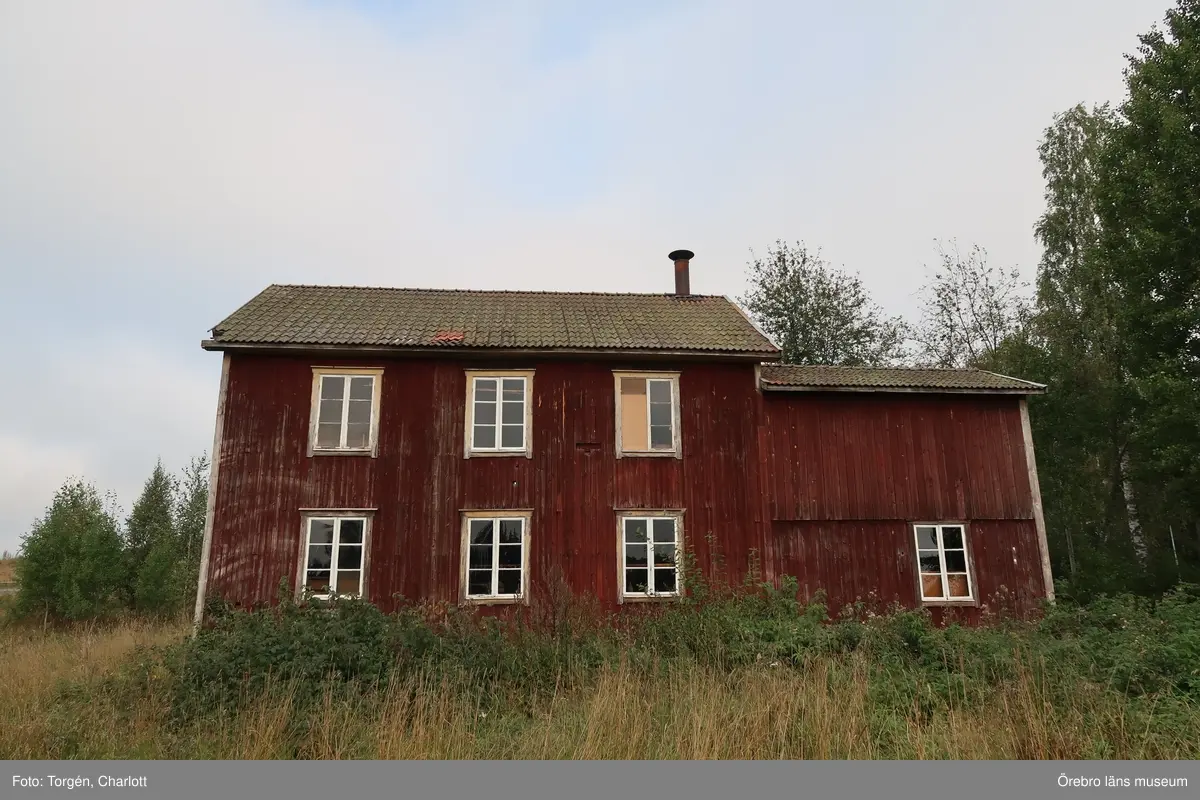 Fotoprotokoll
Acc.nr. OLM-2019-401

Objekt: Smedjan i Närkesberg
Ort: Närkesberg
Gata/kvarter/fastighet: Berg 1:22, Närkesberg
Stad: 
Socken: Lekebergs socken
Kommun: Askersunds kommun
Län: T
År: 2019

Motiv: Takarbeten på smedjan i Närkesberg
1-2: Smedjan före åtgärder
3: För att kunna hyvla eller såga längre brädor finns urtag i fasadväggarna på byggnadens fram- och baksida, där brädan gick att sticka ut.
4: Smedjan före åtgärder
5-6: Snickeriet på övervåningen. Snurrstolen användes av kunderna som ville bli klippta.
7: Hårklippningsapparaten
8-9: Snickeriet på övervåningen
10-14: Mekaniska verkstaden smedjan på nedre våningen.
15-17: Smedjan före åtgärder
18-21: Smedjan efter åtgärder


Foto:	1-21: Charlott Torgén, Örebro läns museum
	
Övrigt: 
Diarienr. 2020.3