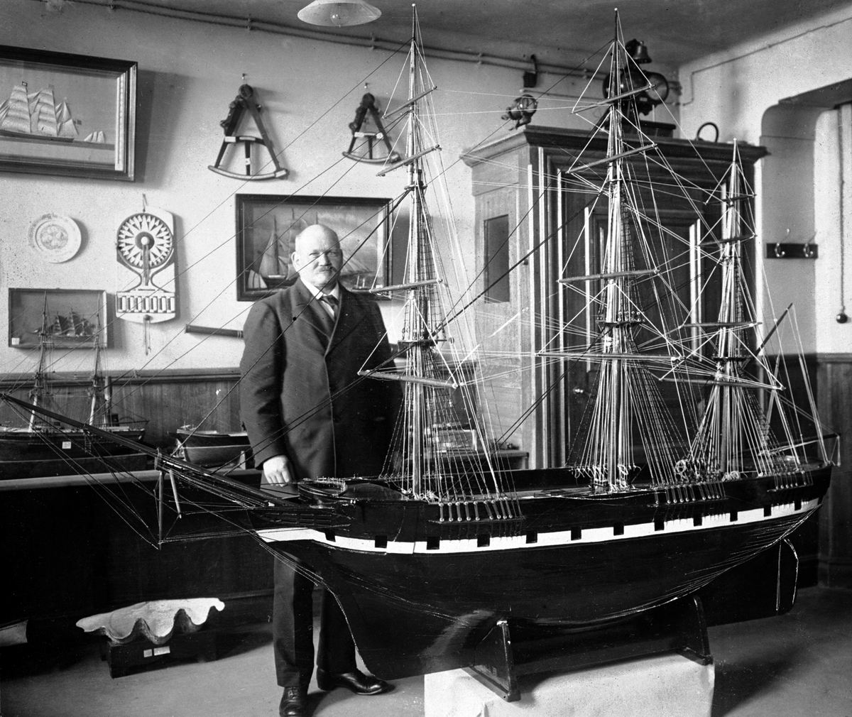 Interiör från Sjöfartsmuseet. Kapten Pettersson bredvid en fartygsmodell.