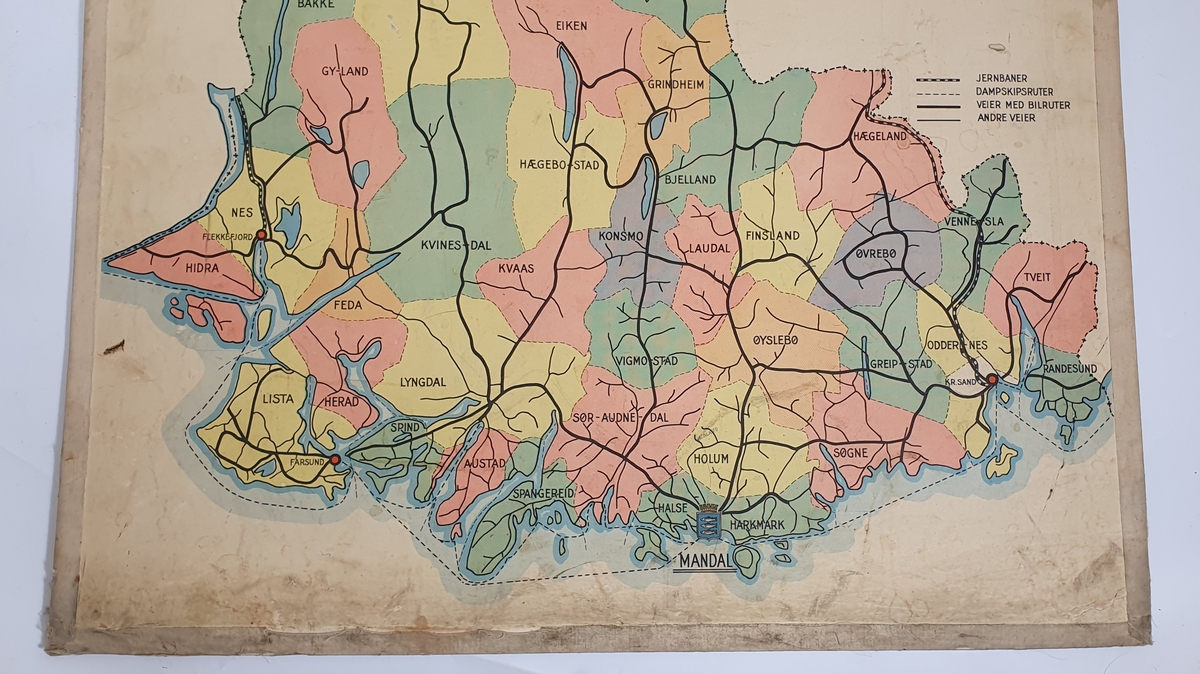 Plakat for Fylkesutstillingen i 1927. Motiv er kart over Vest-Agder slik det så ut i 1927, med herreder og byer, infrastruktur m.v.