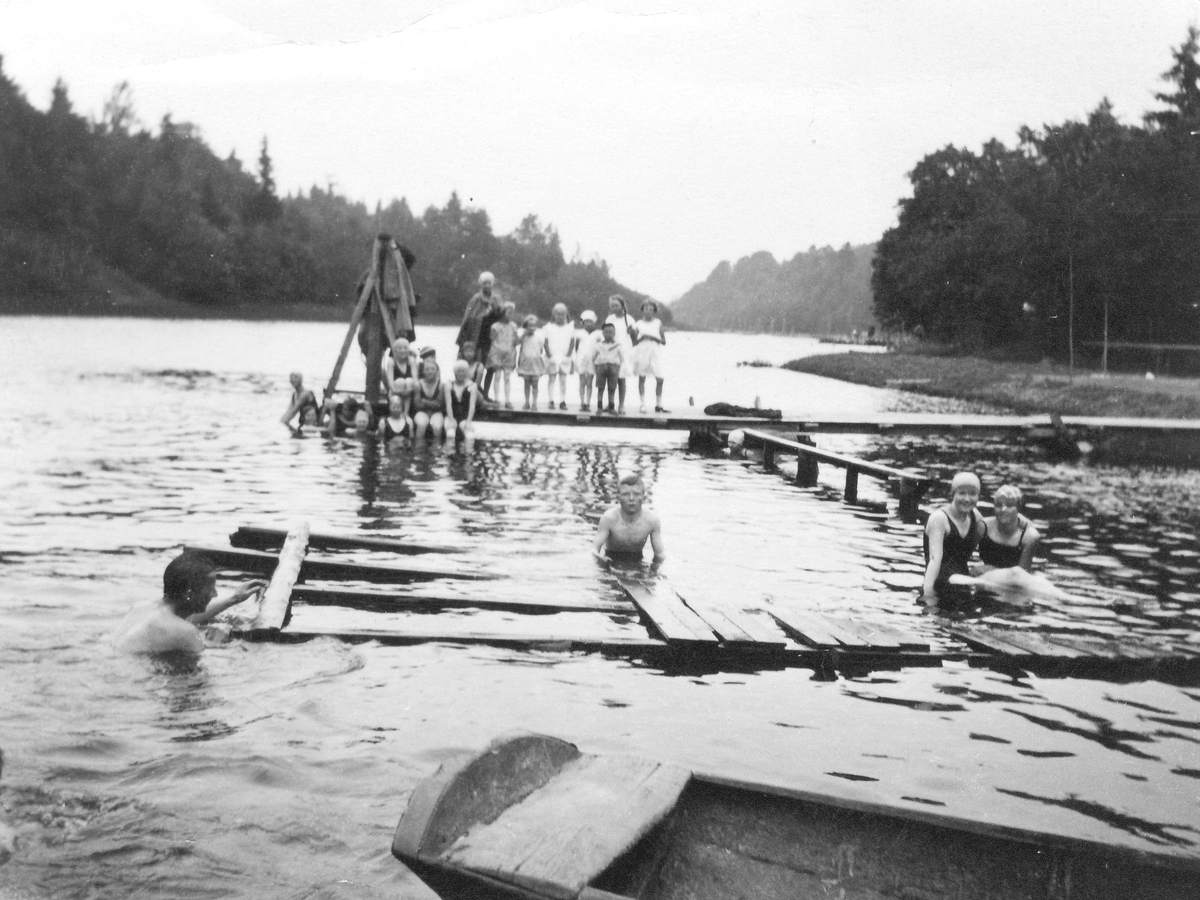 Falkumlia Bad. Bildeserie.
Båten Ramona.