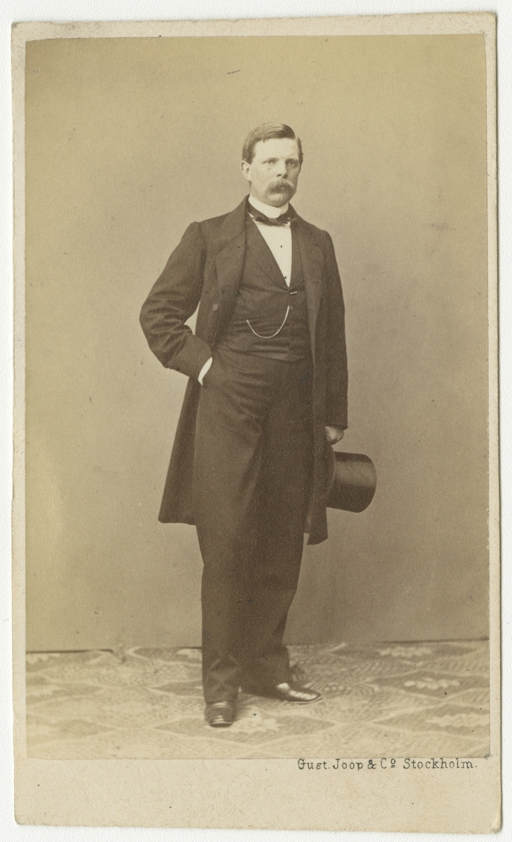 Porträtt av Axel Frithiof Wathier Markus Lindersköld, officer vid Andra livgrenadjärregementet I 5.

Se även bild AMA.0001917 och AMA.0001958.