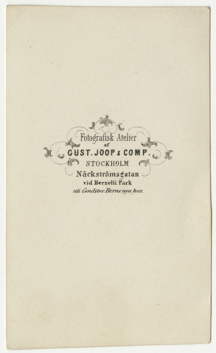 Porträtt av Axel Frithiof Wathier Markus Lindersköld, officer vid Andra livgrenadjärregementet I 5.

Se även bild AMA.0001917 och AMA.0001958.