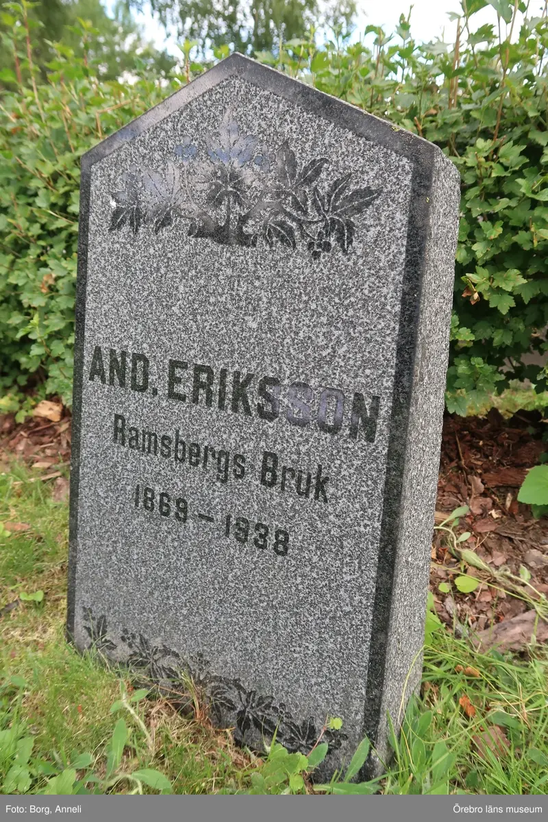 Fotoprotokoll

Acc. Nr. OLM-2019-403_1-45
Örebro läns museums diarienummer: 2016.230.125
Fotograf: Anneli Borg 
Objekt: Ramsbergs nya kyrkogård
Kommun: Lindesbergs kommun
Län: Örebro
År: 2019

Motiv: 
1-45	Ramsbergs nya kyrkogård, gravvårdar
