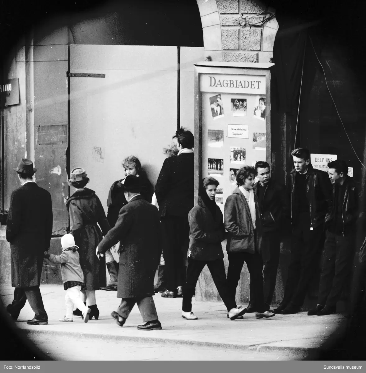Folkliv på Storgatan vid Stora torget. Fotograferat med teleobjektiv.