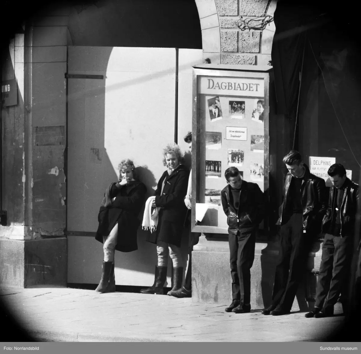 Folkliv på Storgatan vid Stora torget. Fotograferat med teleobjektiv.