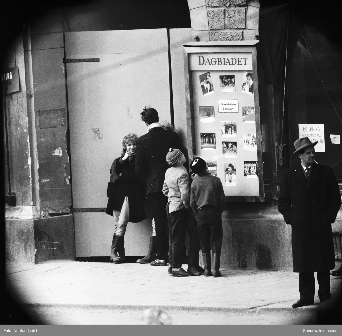 Folkliv på Storgatan vid Stora torget. Fotograferat med teleobjektiv.