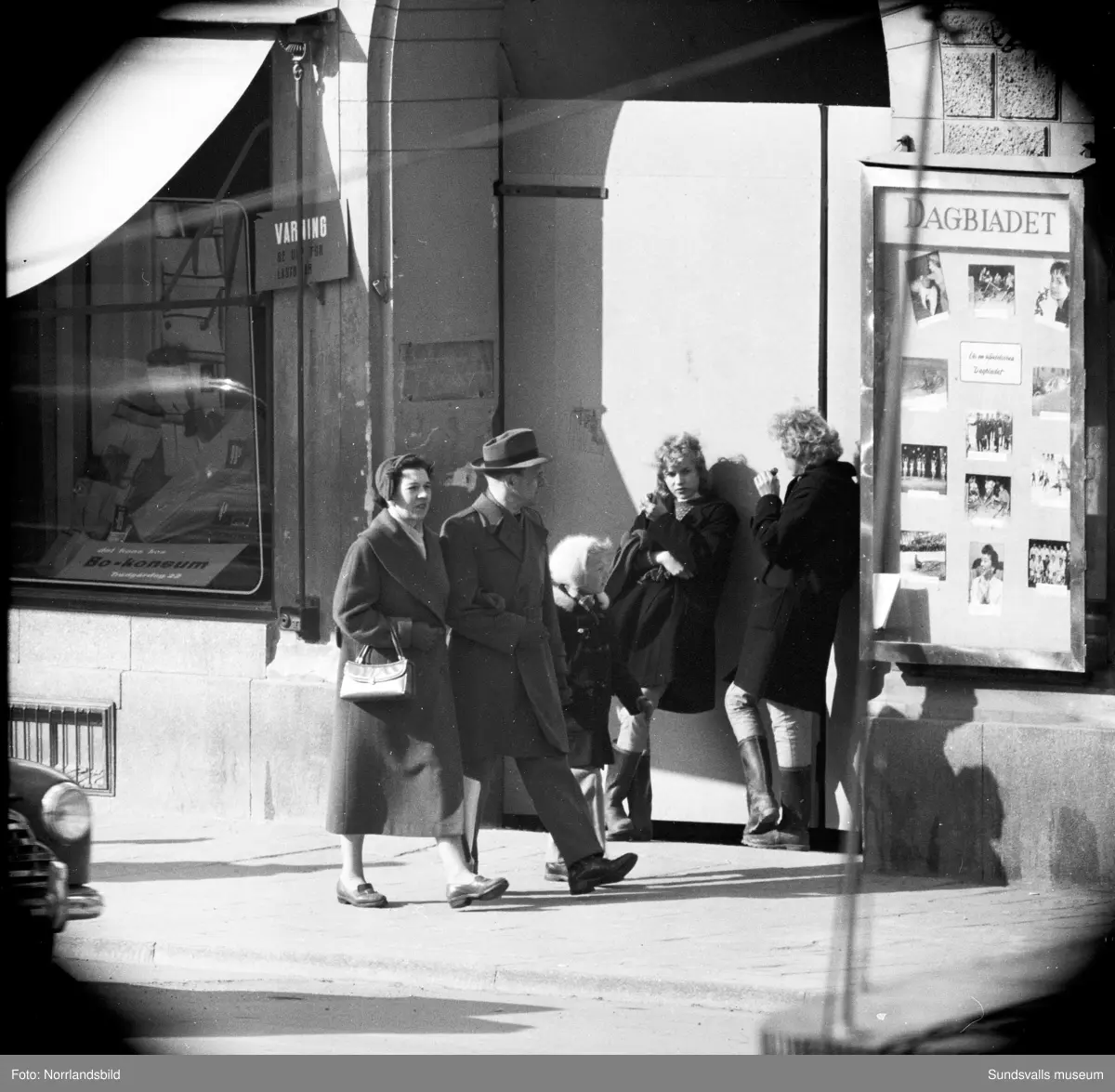 Folkliv på Storgatan vid Stora torget. Fotograferat med teleobjektiv.