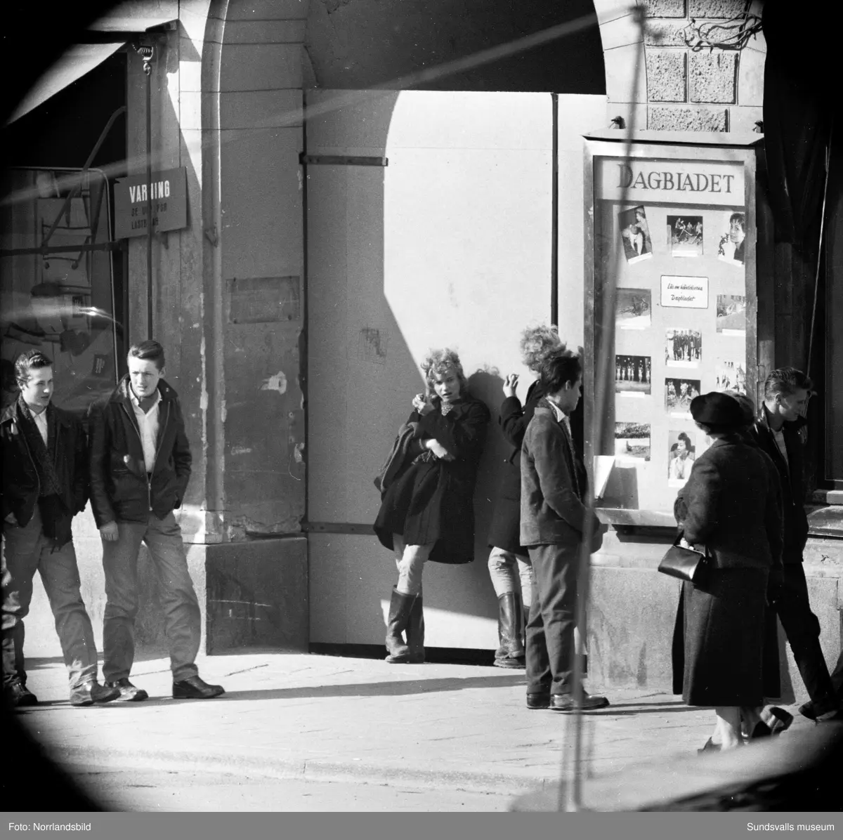 Folkliv på Storgatan vid Stora torget. Fotograferat med teleobjektiv.