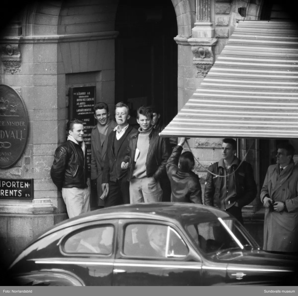 Folkliv på Storgatan vid Stora torget. Fotograferat med teleobjektiv.