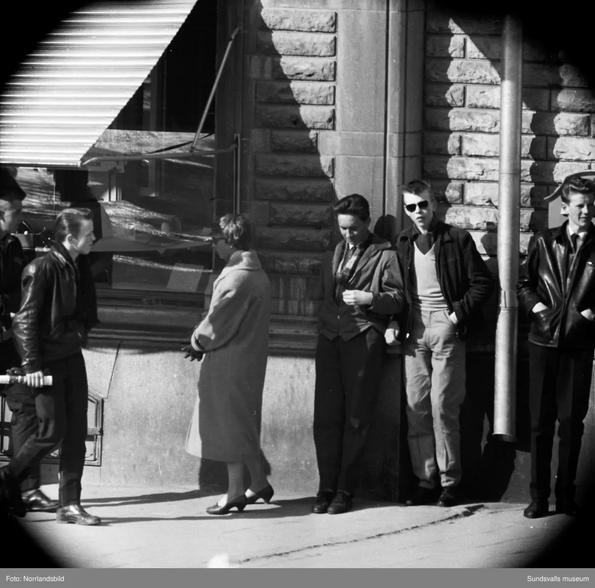 Folkliv på Storgatan vid Stora torget. Fotograferat med teleobjektiv.