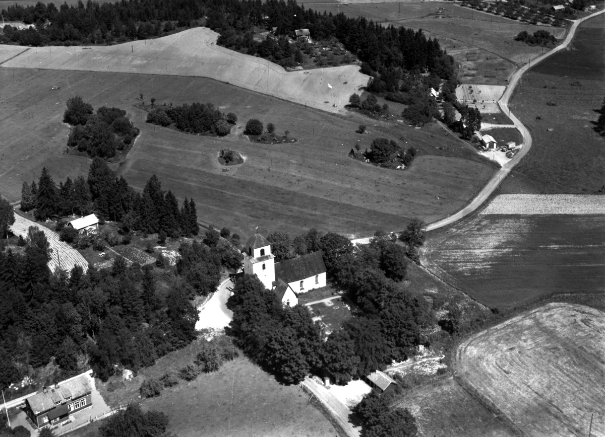 Flygfoto över Häggeby kyrka, Häggeby socken, Uppland 1952