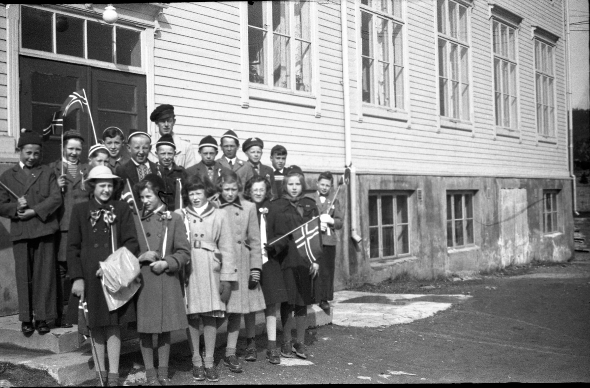 Sjetteklasse på Seljestad skole, fotografert på skoletrappa.