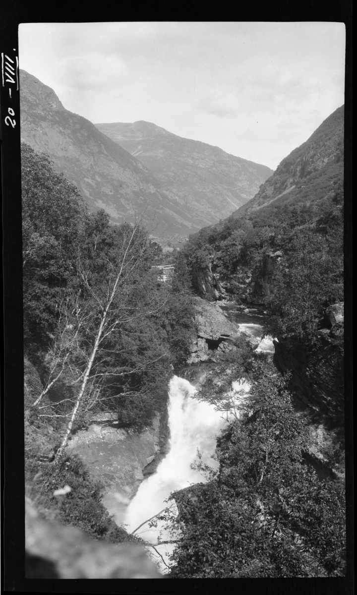 Svartegjelfossen. Ved Borgund kirke. "Hatlebergs bru" i bakgrunnen. "Lærdals kommunes prosjektdamsted" markert mellom fossen og brua.