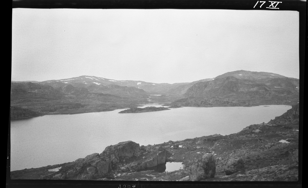 Storheddervatnet i bakgrunnen. Langvatn gruver skal ytterst til høyre i bildet. Molybden.