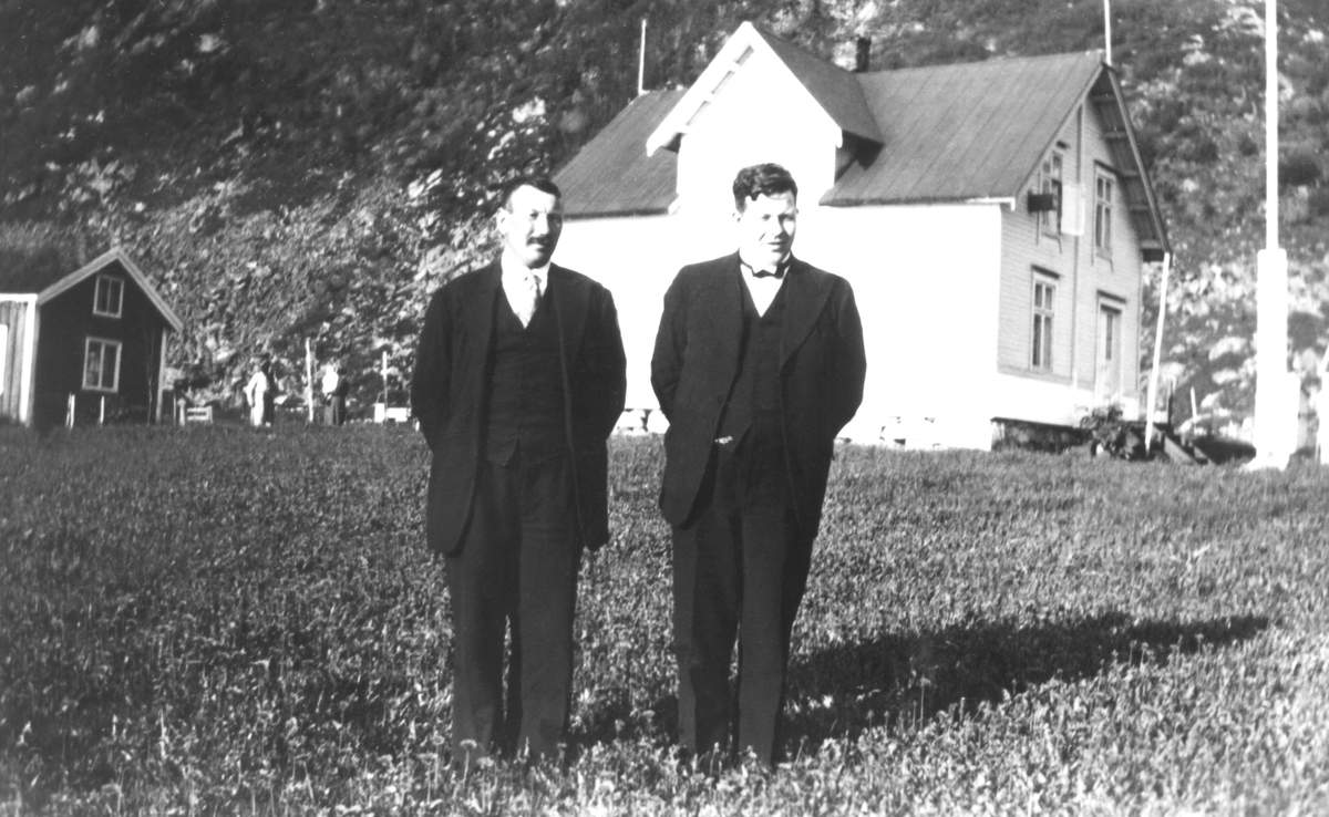 Hilmar, Hansen, Bø f.1890, Olav Larsen, Senjahopen f.1904 fotografert på Bøvær ca 1940.