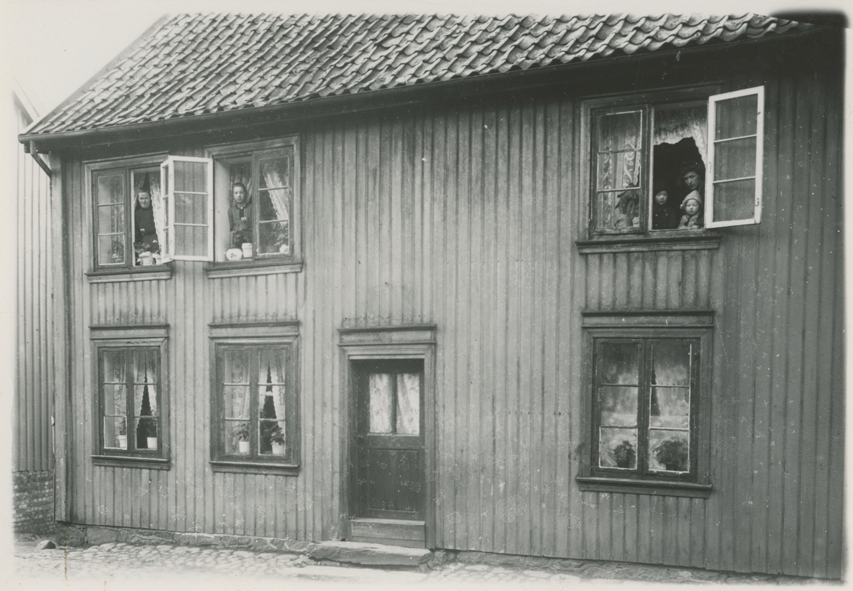Ca. 1910.

Bilde 1:
Fotograf har stått i front for butikken.
Detaljer:	Dronningens gate 17, L. P. Sterud med ansatte.
Historikk: Sterud åpnet 1. april 1895 og var aktive helt opp til våre dager.				

Bilde 2:
Fotograf har stått i front for bygningen.	
Detaljer:	Kongens gate 5 med folk i vinduene.
Historikk: Kongens gate 5 - Strømberggården. Oppført før 1798. Leilighetskompleks.

Bilde 3-4:
To kopier av samme bilde.
Fotograf har stått i front av bygningen.
Detaljer:	Kongens gate 9, Clemmentsgården. Skilt for Blikkenslager A. Larsen.
Historikk: Oppført før 1794. Brant ned i 1946. Denne delen av gata gikk under navnet "Konggata".

Bilde 5:
Fotograf har stått i krysset Vogts gate/Kongens gate. Flemmingkrysset i dag.
Detaljer:	Kongens gate 44, forretningen til Christian Flemming.
Historikk: Opprettet i 1891. Overtok lokalene etter Chr. Hermanstorffs kolonial. Butikken flyttet til Kongens gate 38 i 1941 med ny eier.

Bilde 6:
Fotograf har stått i Kongens gate.
Detaljer:	Kongensgate 1. S. Jensen Kolonial, med ansatte. Folk, Storebro i bakgrunnen.
Historikk: Denne delen gikk under navnet Konggata og bygningen med navnet Thoresgården. Oppført på slutten av 1700. Brant ned i 1981.

Bilde 7:
Fotograf har stått på utsiden av bygningen.
Detaljer:	Kongens gate 15, Café Central med ansatte, Rygge og Moss Herreds Lensmannskontor til venstre.
Historikk: Cafeen hadde telefonautomat.

Bilde 8:
Fotograf har stått ved Øvre torv.
Detaljer:	Kongens gate 24 (22 i dag). Reklame for Elefant-Apothek rundt hjørnet, A/S Moss Kaffeforretning med utstillingsvinduer.
Historikk: Elefantapoteket var i drift i perioden 1736 - ca. 2016. I Kongens gate 24 fra tidlig 1900.

Bilde 9:
Fotograf har stått i front av forretningen.
Detaljer:	Kongens gate 26. Anna Larsens Modeforretning med Anna Larsen og ansatte.
Historikk: Forretningen ble opprettet i 1897, og byttet adresse flere ganger.

Bilde 10:
Fotograf har stått rett utenfor forretningen.
Detaljer:	Kongens gate 14. Kjæmperud med ansatte, gasslykt.
Historikk: Byttet lokaler til Kongens gate 15 rundt 1913.