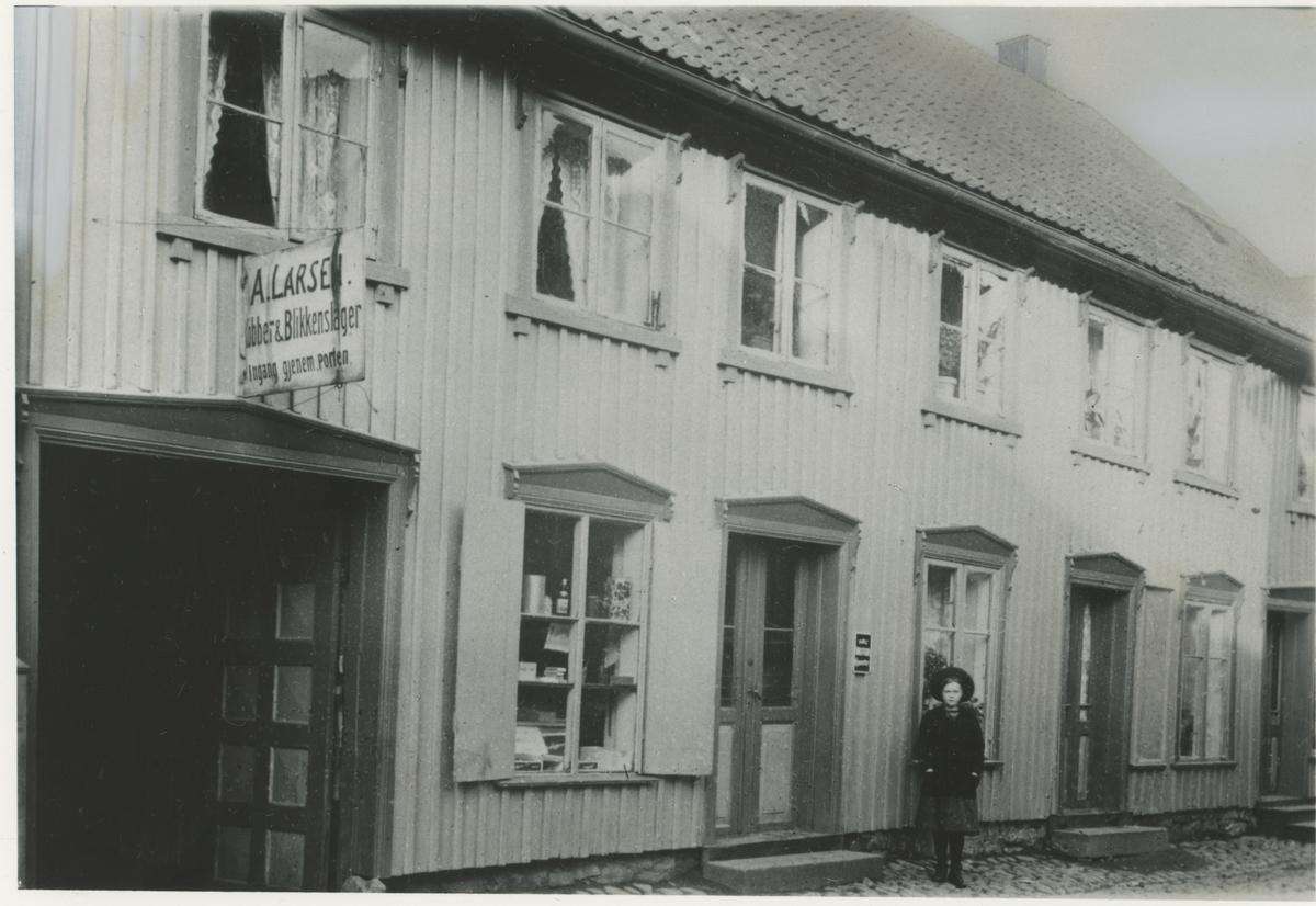 Ca. 1910.

Bilde 1:
Fotograf har stått i front for butikken.
Detaljer:	Dronningens gate 17, L. P. Sterud med ansatte.
Historikk: Sterud åpnet 1. april 1895 og var aktive helt opp til våre dager.				

Bilde 2:
Fotograf har stått i front for bygningen.	
Detaljer:	Kongens gate 5 med folk i vinduene.
Historikk: Kongens gate 5 - Strømberggården. Oppført før 1798. Leilighetskompleks.

Bilde 3-4:
To kopier av samme bilde.
Fotograf har stått i front av bygningen.
Detaljer:	Kongens gate 9, Clemmentsgården. Skilt for Blikkenslager A. Larsen.
Historikk: Oppført før 1794. Brant ned i 1946. Denne delen av gata gikk under navnet "Konggata".

Bilde 5:
Fotograf har stått i krysset Vogts gate/Kongens gate. Flemmingkrysset i dag.
Detaljer:	Kongens gate 44, forretningen til Christian Flemming.
Historikk: Opprettet i 1891. Overtok lokalene etter Chr. Hermanstorffs kolonial. Butikken flyttet til Kongens gate 38 i 1941 med ny eier.

Bilde 6:
Fotograf har stått i Kongens gate.
Detaljer:	Kongensgate 1. S. Jensen Kolonial, med ansatte. Folk, Storebro i bakgrunnen.
Historikk: Denne delen gikk under navnet Konggata og bygningen med navnet Thoresgården. Oppført på slutten av 1700. Brant ned i 1981.

Bilde 7:
Fotograf har stått på utsiden av bygningen.
Detaljer:	Kongens gate 15, Café Central med ansatte, Rygge og Moss Herreds Lensmannskontor til venstre.
Historikk: Cafeen hadde telefonautomat.

Bilde 8:
Fotograf har stått ved Øvre torv.
Detaljer:	Kongens gate 24 (22 i dag). Reklame for Elefant-Apothek rundt hjørnet, A/S Moss Kaffeforretning med utstillingsvinduer.
Historikk: Elefantapoteket var i drift i perioden 1736 - ca. 2016. I Kongens gate 24 fra tidlig 1900.

Bilde 9:
Fotograf har stått i front av forretningen.
Detaljer:	Kongens gate 26. Anna Larsens Modeforretning med Anna Larsen og ansatte.
Historikk: Forretningen ble opprettet i 1897, og byttet adresse flere ganger.

Bilde 10:
Fotograf har stått rett utenfor forretningen.
Detaljer:	Kongens gate 14. Kjæmperud med ansatte, gasslykt.
Historikk: Byttet lokaler til Kongens gate 15 rundt 1913.