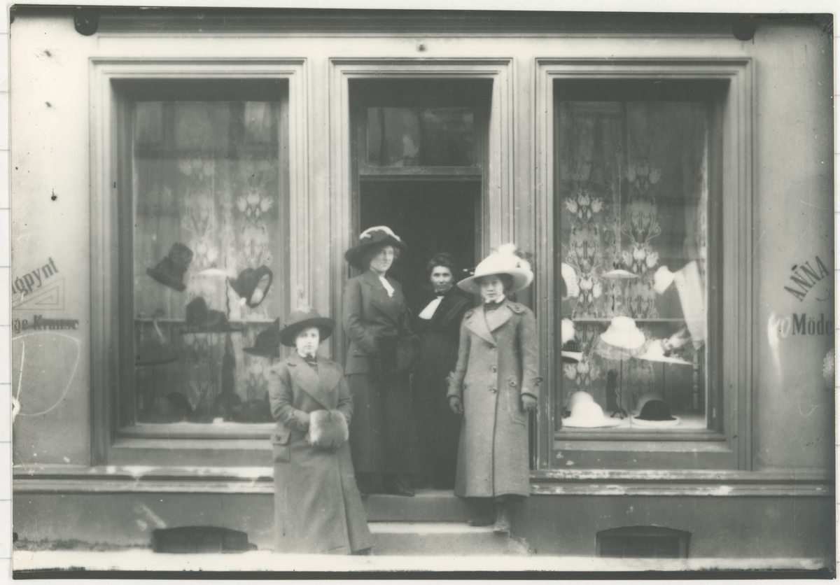 Ca. 1910.

Bilde 1:
Fotograf har stått i front for butikken.
Detaljer:	Dronningens gate 17, L. P. Sterud med ansatte.
Historikk: Sterud åpnet 1. april 1895 og var aktive helt opp til våre dager.				

Bilde 2:
Fotograf har stått i front for bygningen.	
Detaljer:	Kongens gate 5 med folk i vinduene.
Historikk: Kongens gate 5 - Strømberggården. Oppført før 1798. Leilighetskompleks.

Bilde 3-4:
To kopier av samme bilde.
Fotograf har stått i front av bygningen.
Detaljer:	Kongens gate 9, Clemmentsgården. Skilt for Blikkenslager A. Larsen.
Historikk: Oppført før 1794. Brant ned i 1946. Denne delen av gata gikk under navnet "Konggata".

Bilde 5:
Fotograf har stått i krysset Vogts gate/Kongens gate. Flemmingkrysset i dag.
Detaljer:	Kongens gate 44, forretningen til Christian Flemming.
Historikk: Opprettet i 1891. Overtok lokalene etter Chr. Hermanstorffs kolonial. Butikken flyttet til Kongens gate 38 i 1941 med ny eier.

Bilde 6:
Fotograf har stått i Kongens gate.
Detaljer:	Kongensgate 1. S. Jensen Kolonial, med ansatte. Folk, Storebro i bakgrunnen.
Historikk: Denne delen gikk under navnet Konggata og bygningen med navnet Thoresgården. Oppført på slutten av 1700. Brant ned i 1981.

Bilde 7:
Fotograf har stått på utsiden av bygningen.
Detaljer:	Kongens gate 15, Café Central med ansatte, Rygge og Moss Herreds Lensmannskontor til venstre.
Historikk: Cafeen hadde telefonautomat.

Bilde 8:
Fotograf har stått ved Øvre torv.
Detaljer:	Kongens gate 24 (22 i dag). Reklame for Elefant-Apothek rundt hjørnet, A/S Moss Kaffeforretning med utstillingsvinduer.
Historikk: Elefantapoteket var i drift i perioden 1736 - ca. 2016. I Kongens gate 24 fra tidlig 1900.

Bilde 9:
Fotograf har stått i front av forretningen.
Detaljer:	Kongens gate 26. Anna Larsens Modeforretning med Anna Larsen og ansatte.
Historikk: Forretningen ble opprettet i 1897, og byttet adresse flere ganger.

Bilde 10:
Fotograf har stått rett utenfor forretningen.
Detaljer:	Kongens gate 14. Kjæmperud med ansatte, gasslykt.
Historikk: Byttet lokaler til Kongens gate 15 rundt 1913.
