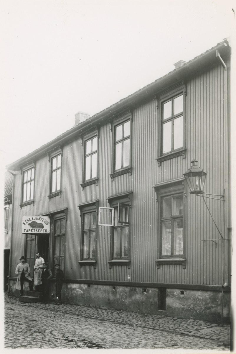 Ca. 1910.

Bilde 1:
Fotograf har stått i front for butikken.
Detaljer:	Dronningens gate 17, L. P. Sterud med ansatte.
Historikk: Sterud åpnet 1. april 1895 og var aktive helt opp til våre dager.				

Bilde 2:
Fotograf har stått i front for bygningen.	
Detaljer:	Kongens gate 5 med folk i vinduene.
Historikk: Kongens gate 5 - Strømberggården. Oppført før 1798. Leilighetskompleks.

Bilde 3-4:
To kopier av samme bilde.
Fotograf har stått i front av bygningen.
Detaljer:	Kongens gate 9, Clemmentsgården. Skilt for Blikkenslager A. Larsen.
Historikk: Oppført før 1794. Brant ned i 1946. Denne delen av gata gikk under navnet "Konggata".

Bilde 5:
Fotograf har stått i krysset Vogts gate/Kongens gate. Flemmingkrysset i dag.
Detaljer:	Kongens gate 44, forretningen til Christian Flemming.
Historikk: Opprettet i 1891. Overtok lokalene etter Chr. Hermanstorffs kolonial. Butikken flyttet til Kongens gate 38 i 1941 med ny eier.

Bilde 6:
Fotograf har stått i Kongens gate.
Detaljer:	Kongensgate 1. S. Jensen Kolonial, med ansatte. Folk, Storebro i bakgrunnen.
Historikk: Denne delen gikk under navnet Konggata og bygningen med navnet Thoresgården. Oppført på slutten av 1700. Brant ned i 1981.

Bilde 7:
Fotograf har stått på utsiden av bygningen.
Detaljer:	Kongens gate 15, Café Central med ansatte, Rygge og Moss Herreds Lensmannskontor til venstre.
Historikk: Cafeen hadde telefonautomat.

Bilde 8:
Fotograf har stått ved Øvre torv.
Detaljer:	Kongens gate 24 (22 i dag). Reklame for Elefant-Apothek rundt hjørnet, A/S Moss Kaffeforretning med utstillingsvinduer.
Historikk: Elefantapoteket var i drift i perioden 1736 - ca. 2016. I Kongens gate 24 fra tidlig 1900.

Bilde 9:
Fotograf har stått i front av forretningen.
Detaljer:	Kongens gate 26. Anna Larsens Modeforretning med Anna Larsen og ansatte.
Historikk: Forretningen ble opprettet i 1897, og byttet adresse flere ganger.

Bilde 10:
Fotograf har stått rett utenfor forretningen.
Detaljer:	Kongens gate 14. Kjæmperud med ansatte, gasslykt.
Historikk: Byttet lokaler til Kongens gate 15 rundt 1913.