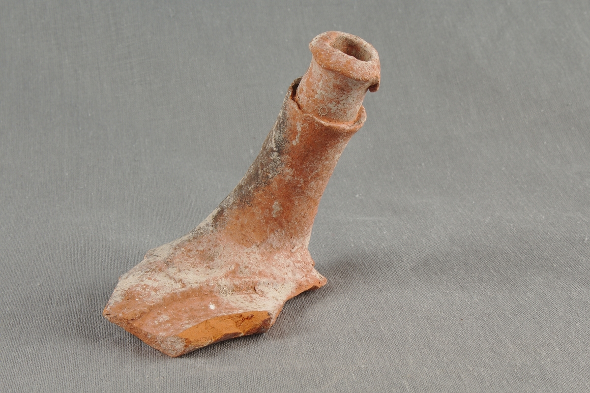 Handtag till kokkärl i lergods.
Glaserat fragment.