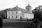 KYRKAN MED OMGIVANDE KYRKOGÅRD.