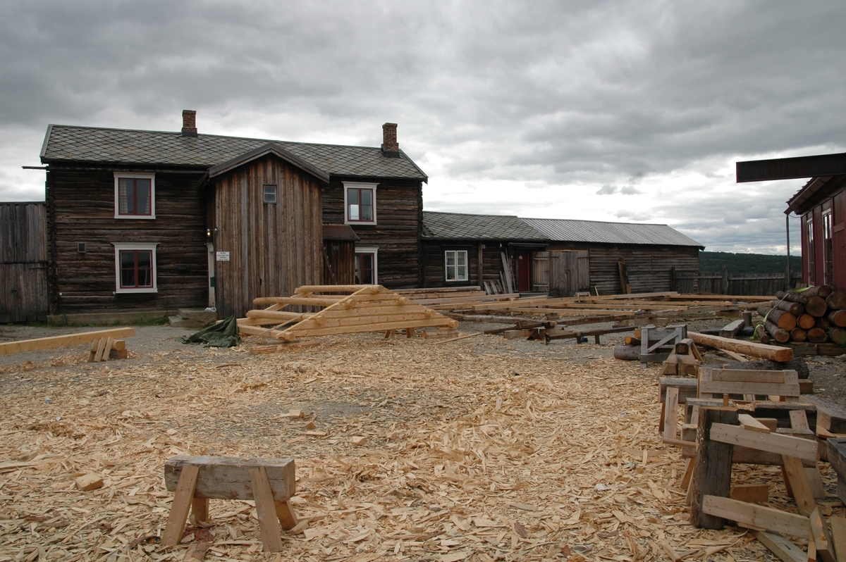 Jarnbua er en av de eldre bygningene i Kurantgården, opprinnelig bygd som lager for stangjern til bruk for kobberverkets virksomhet. Bygningen er av tømmer i en etasje med saltak. Taket tekket med 15 tommer hugget skifer. Det er en ramtredør med fire fyllinger med en enkel labankdør på utsiden. Mot slutten av 1800-tallet ble det innsatt vinduer, innvendig panel og lagt himling. Det er to torams vinduer og ett trerams vindu i bygningen.