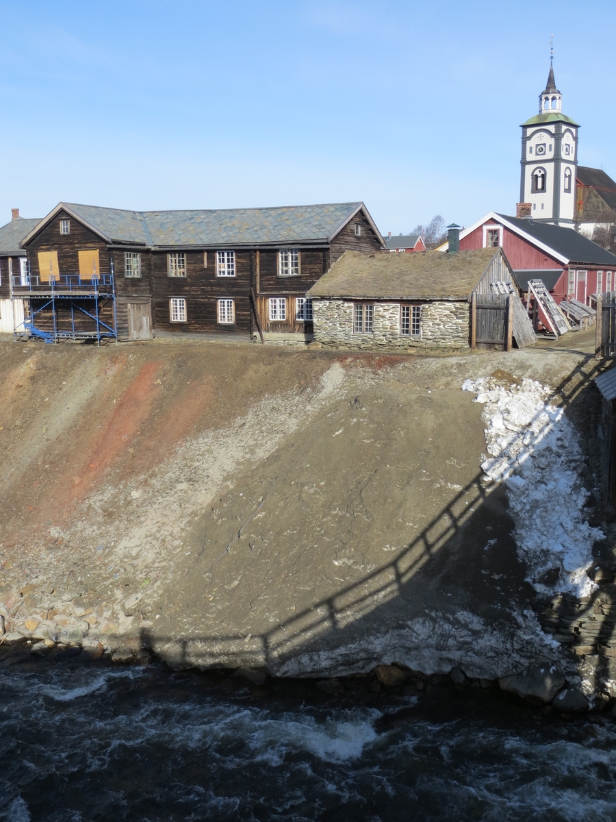 Smia er en av de eldre bygningene i Kurantgården, oppført en gang mellom 1803 og 1824. Smia var en helt nødvendig bygning for produksjonen ved kobberverket. Smia er murt i naturstein med leire som bindemiddel. Gavlen mot nord er en panelt sperrebukk. Taket er tekket med torv. Rundt 1850 fikk bygningen valmet tak, men i løpet av første halvdel av 1900 ble taket igjen ombygd til vanlig saltak. En større restaurering ble foretatt i årene 1994-95.