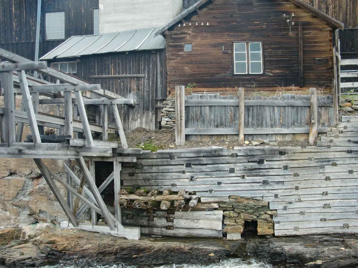 Slaggbanen er en trekonstruksjon bygd 1889 for å frakte slagget, avfallet etter kobbersmeltinga , fra smeltehytta over elva til slagghaugene.