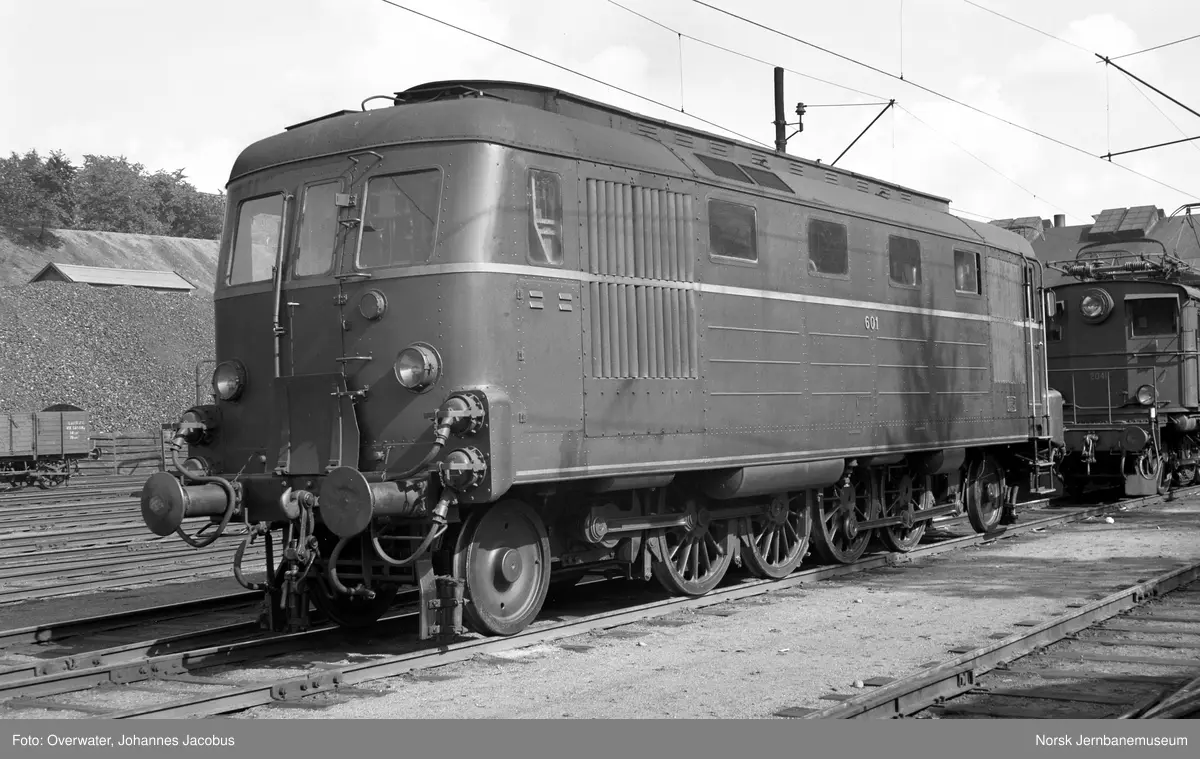 Diesellokomotiv Di 1 nr. 601 i Lodalen i Oslo. Bak til høyre elektrisk lokomotiv El 5 nr. 2040