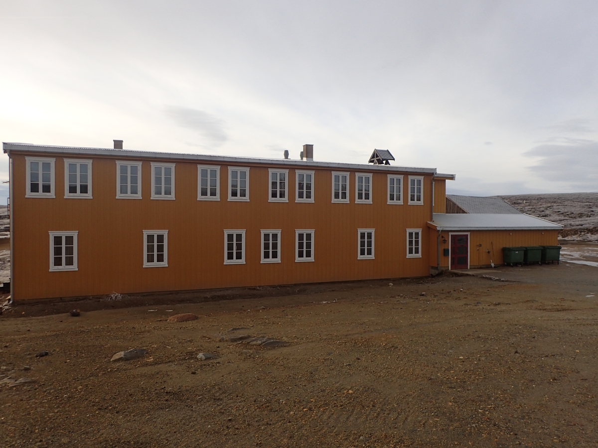 Mannskapsbrakka, oppført i 1947, er en trebygning i to etasjer. Mannskapsbrakka inneholdt boliger for ansatte ved Kobberverket, og representerer en viktig funksjon i driften på Nedre Storwartz. Det var nødvendig å ha arbeiderboliger i nærheten av gruvedriften.