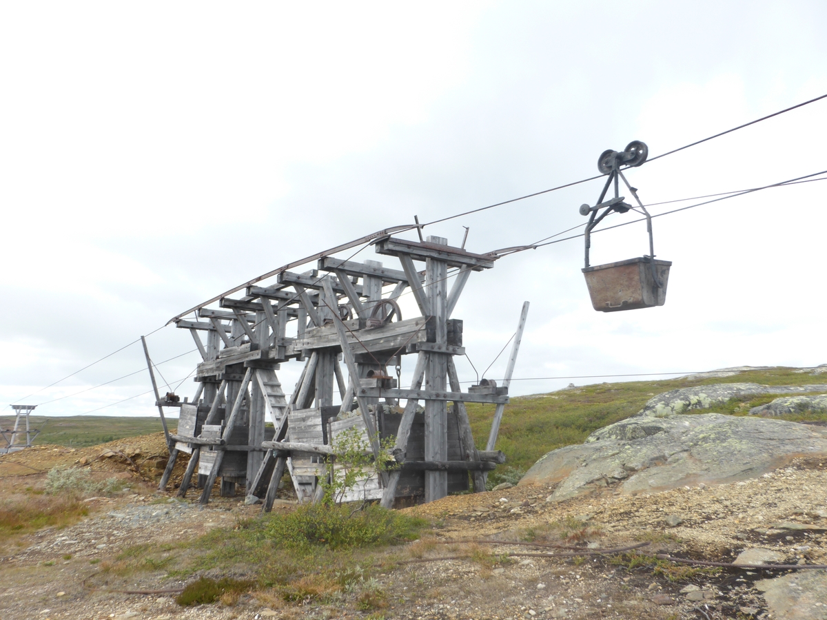 Taubanen på Storwartz ble satt opp i 1947. Opprinnelig sto den ved Muggruva, men ble flytta til Storwartz-området.
Banen har 14 bukker bygd av tre, og en strammebukk for stramming av kablene ved belastning. Banen er innrettet med et 2-tausystem med faste bæreliner i begge retninger og ei dragline som går rundt et draghjul i hver av taubanens endestasjoner. Banen ble drevet av en elektrisk motor som ytet ca. 22 hestekrefter. Motor og linetrekk er montert på endestasjonen på Storwartz. Motoren ga banen konstant hastighet på ca. 10 km/t.