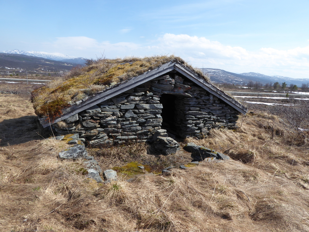 Seterfjøs bygget av naturstein med saltak med torv. Oppført i siste halvdel av 1800-tallet. Innvendig har fjøset ett åpent rom med jordgolv