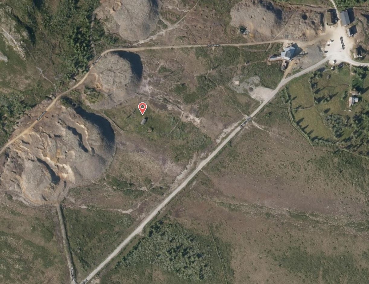 Seterfjøs bygget av naturstein med saltak med torv. Oppført i siste halvdel av 1800-tallet. Innvendig har fjøset ett åpent rom med jordgolv