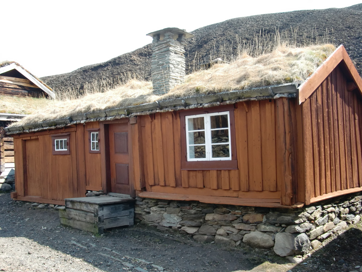 En-etasjes bygning delvis av laft, delvis av bindingsverk. Torvtekket tak. Boligdelen er laftet og kledd med tømmermannspanel. Ytterdør med to fyllinger. Boligen inneholder stue med ildsted, gang og kjøkken. Kjøkkenet har ildsted med pipe murt av gråstein på yttersiden av bakveggen. Uthus av bindingsverk. På østgavlen er tilbygget utedo med pulttak.