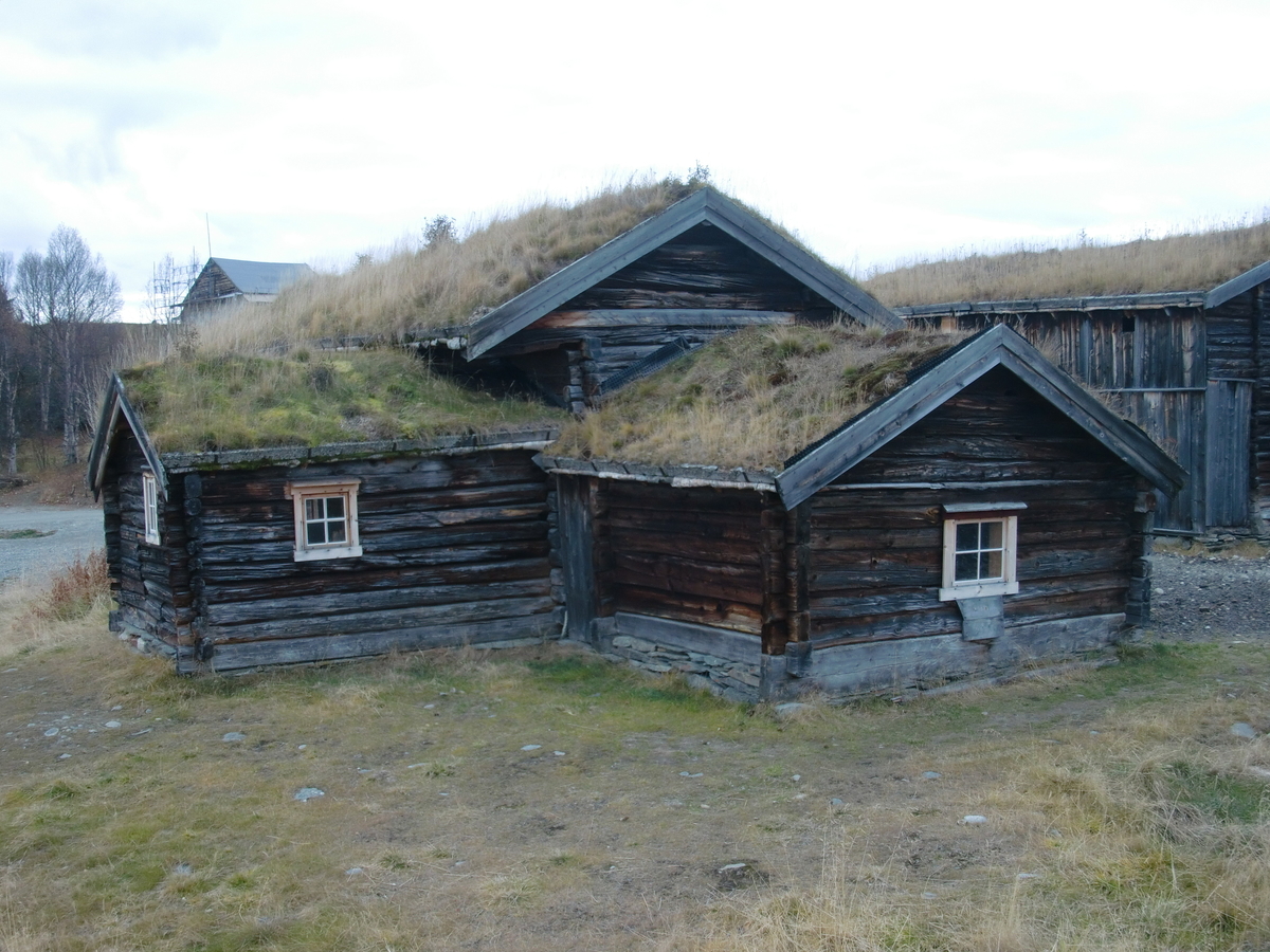 Uthus med fjøs, eldhus, skjæle og utedo.