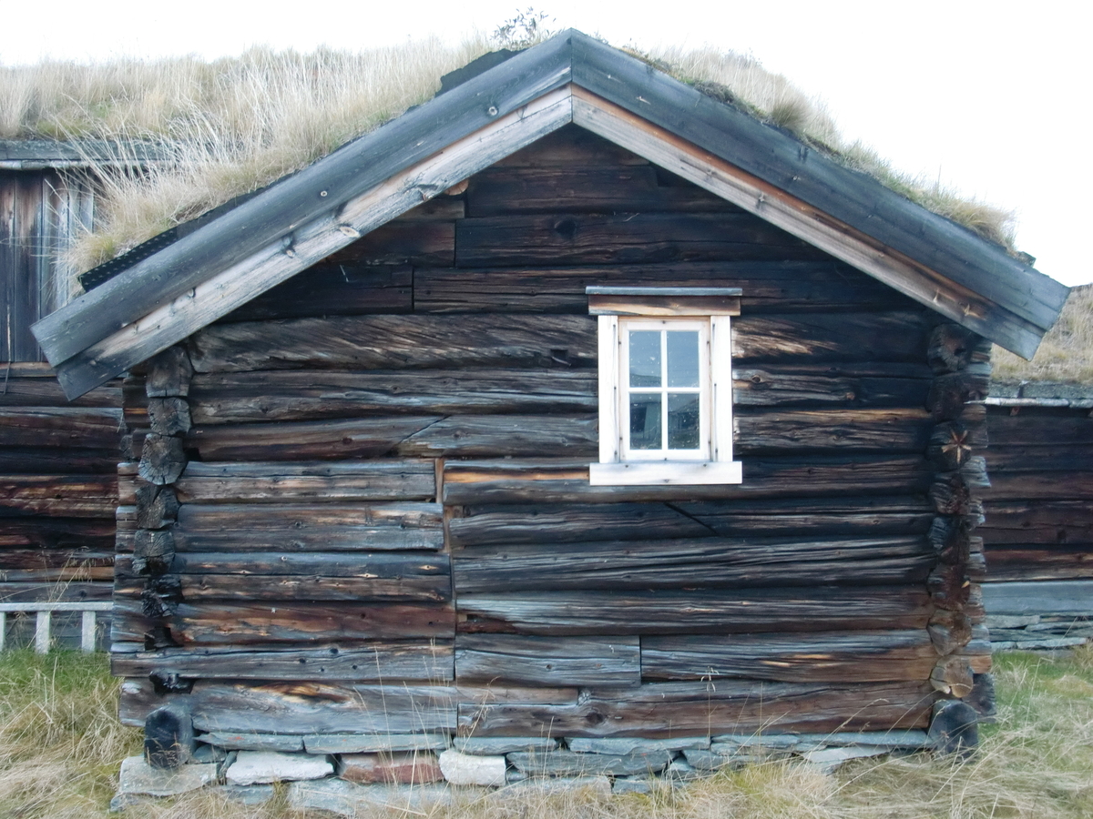 Uthus med fjøs, eldhus, skjæle og utedo.