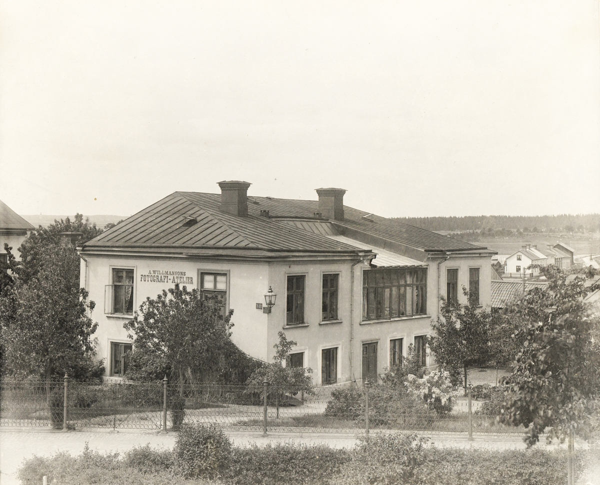"A. Willmansons Fotografi-Atelier", Kyrkogatan 10, Enköping, sett från öster.