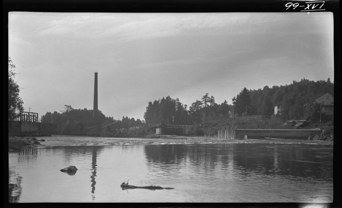 Ådalselva. Hovsfoss? Ca. 2-3 km. ovenfor Hønefoss. Fabrikkpipa til venstre i bildet tilhører Hoffsfoss tresliperi.