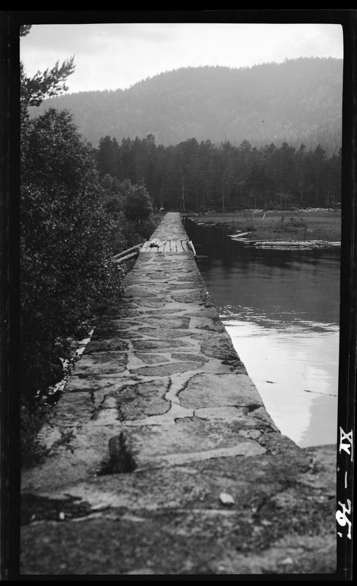 Utløpet av Fjellvannet gjennom Varpebekk.